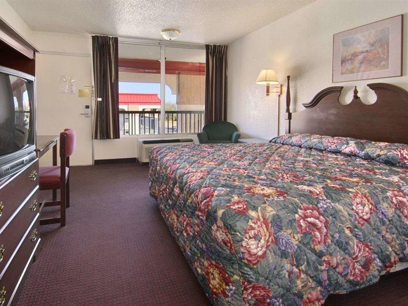 Super 8 By Wyndham Oklahoma Fairgrounds Motel Exterior foto
